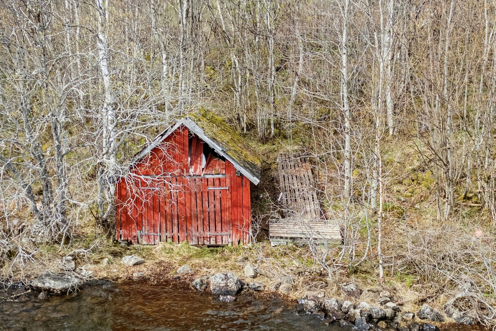 Det er en enkel sti ned til vannet hvor det er et naust. Galleribilde