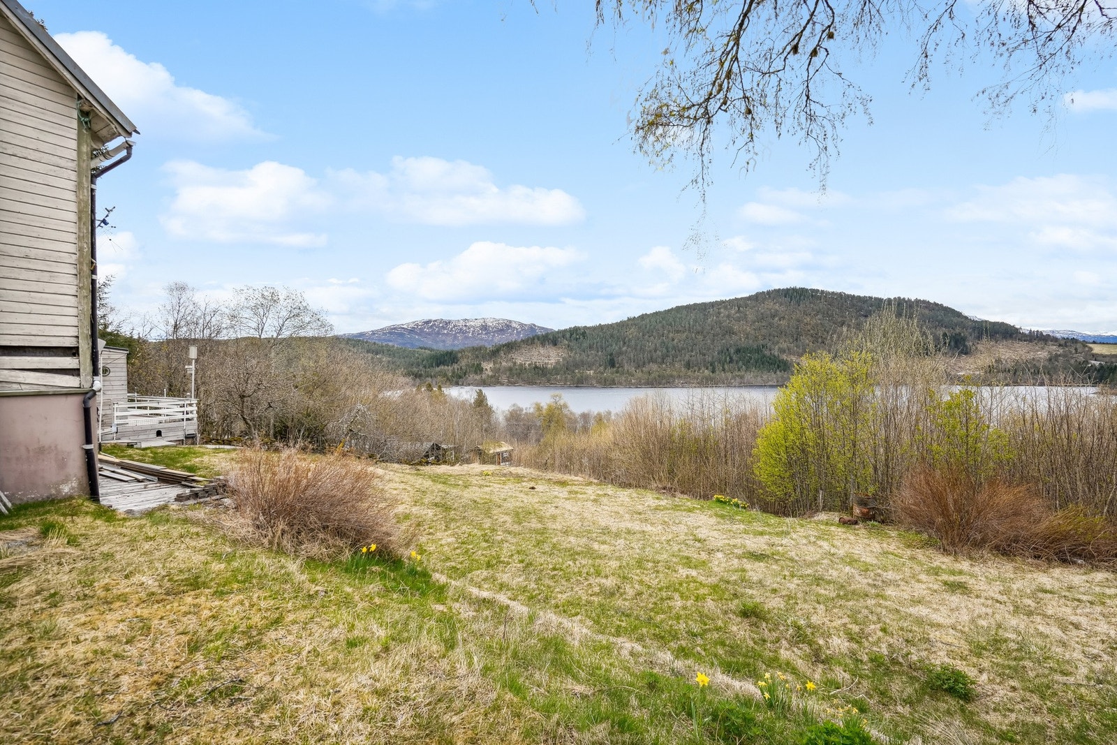 Tomten er godt skjermet, barnevennlig og har gode lys- og solforhold. Galleribilde
