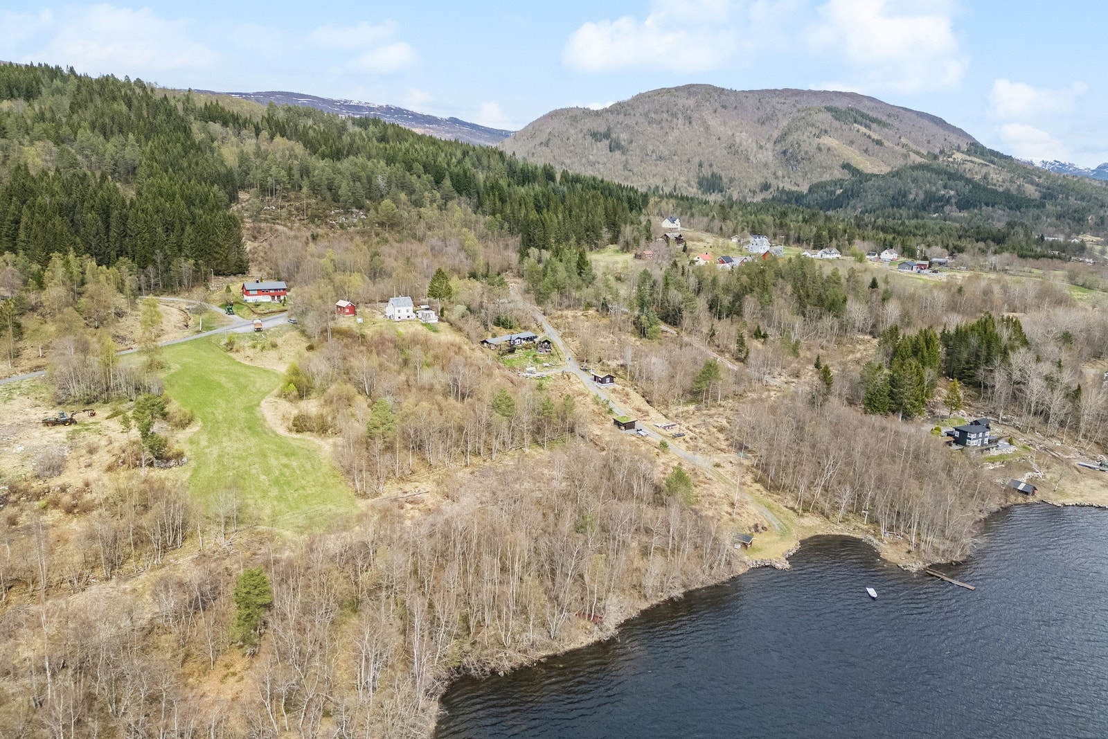 Eiendommen går helt ned til vannet, hvor det er i hovedsak er skog. Galleribilde
