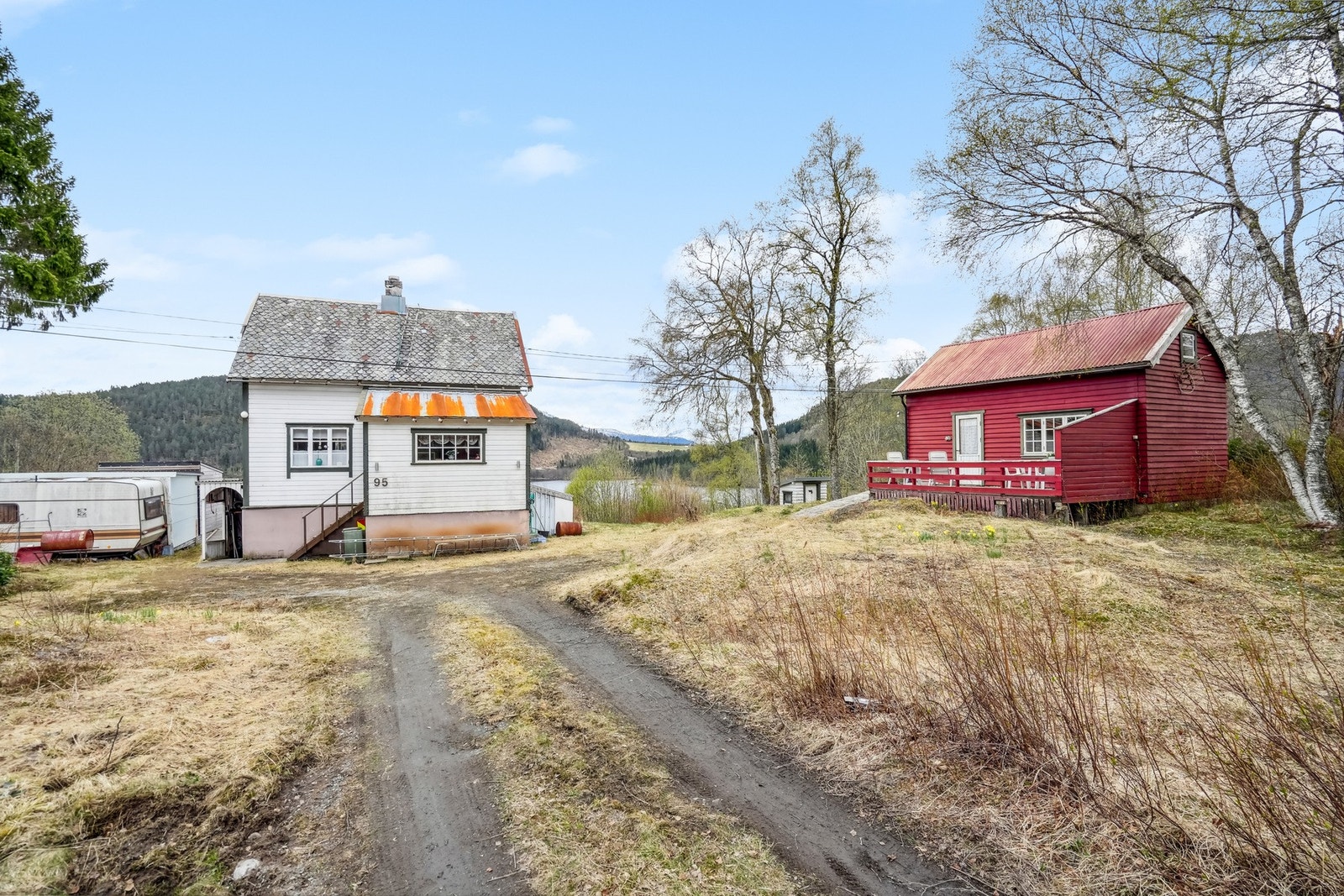 En sjelden mulighet med mye potensiale; fritidsbolig med bl.a. anneks, en lekehytte/bod og naust nede ved vannet. Galleribilde
