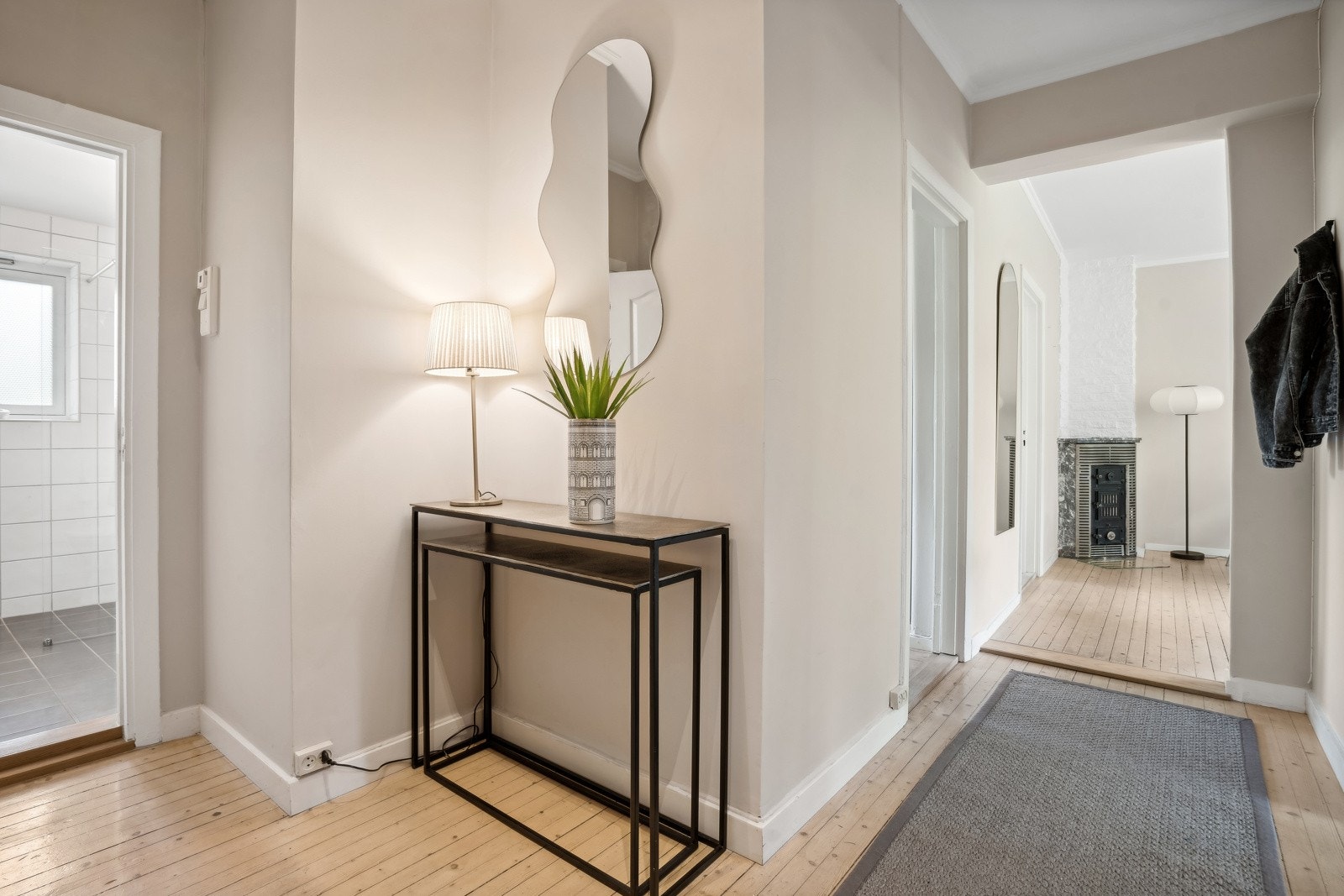 Romslig entré, sjarmerende kamin i stuen Galleribilde