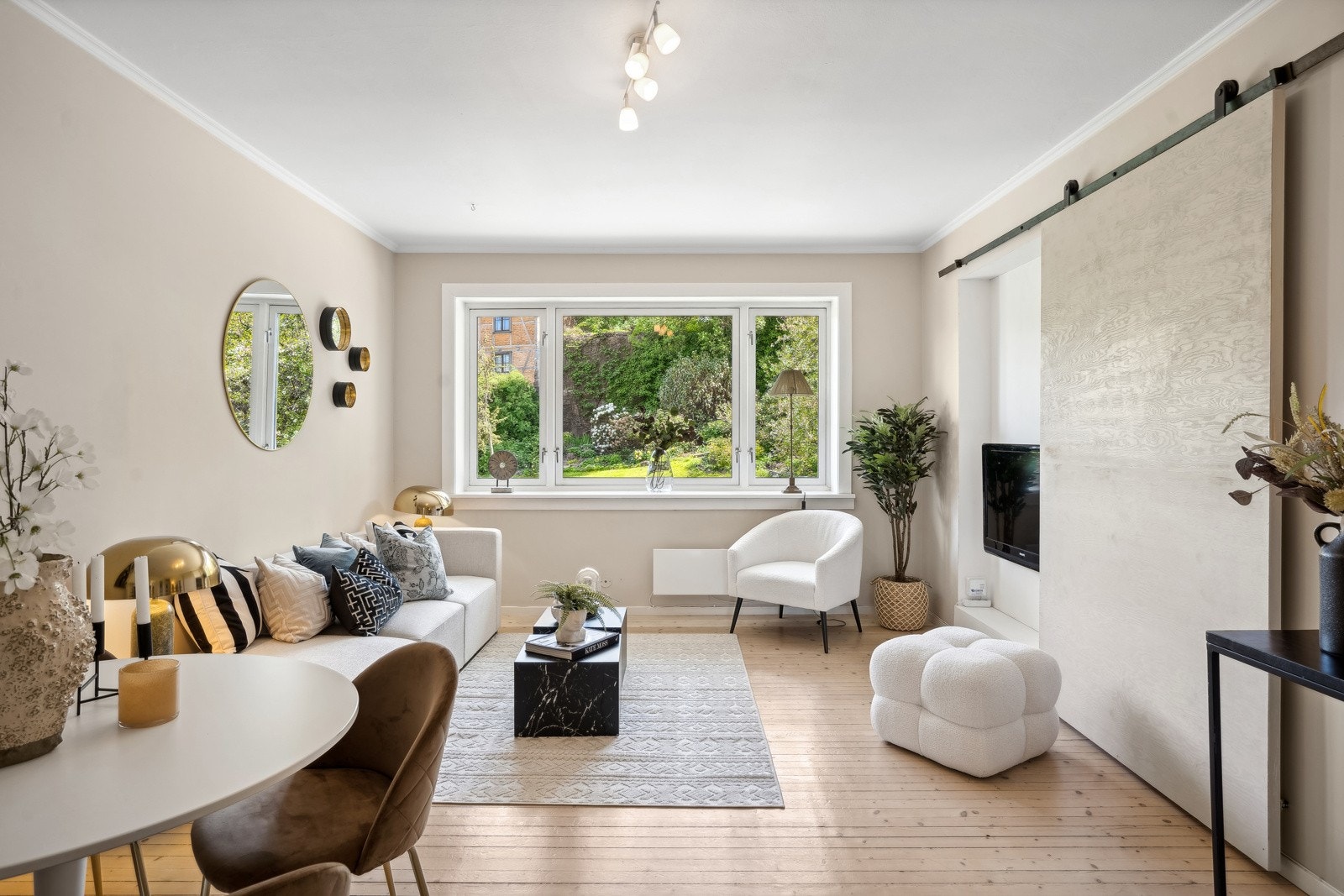 Tidligere eier hadde åpning mellom stue og soverom med skyvedør, kan gjenåpnes Galleribilde