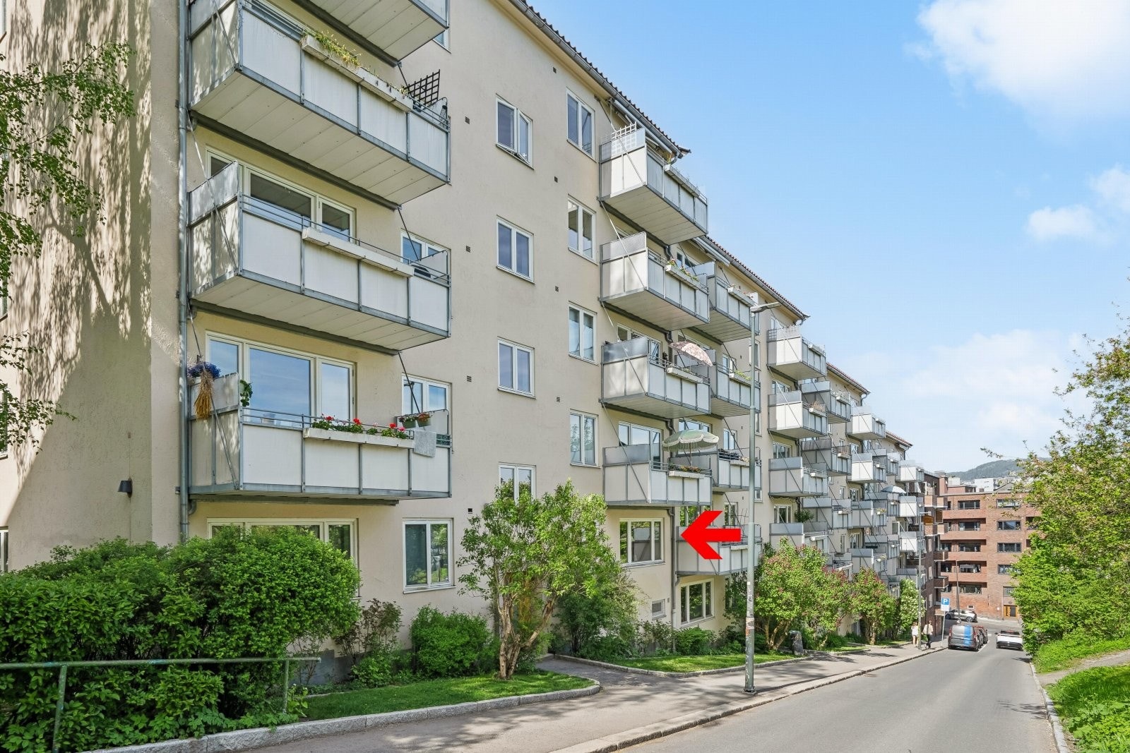 Leiligheten ligger i høy 1. etasje og er gjennomgående med mye naturlig lys Galleribilde