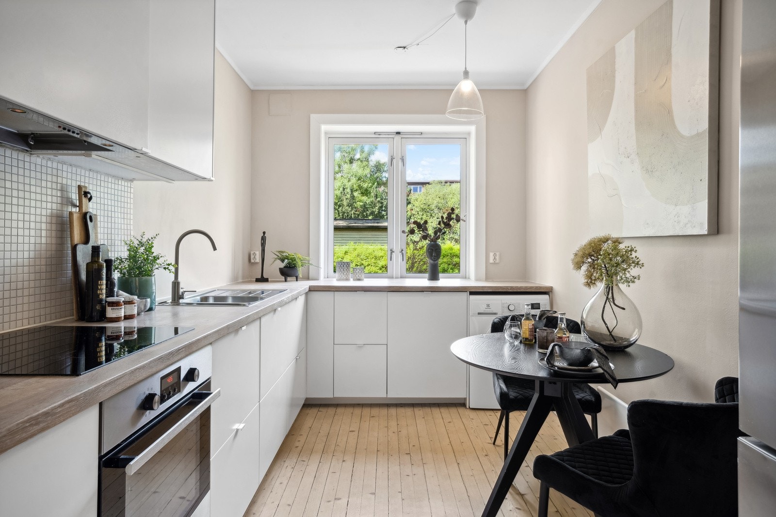 Kjøkken med integrerte hvitevarer som medfølger Galleribilde