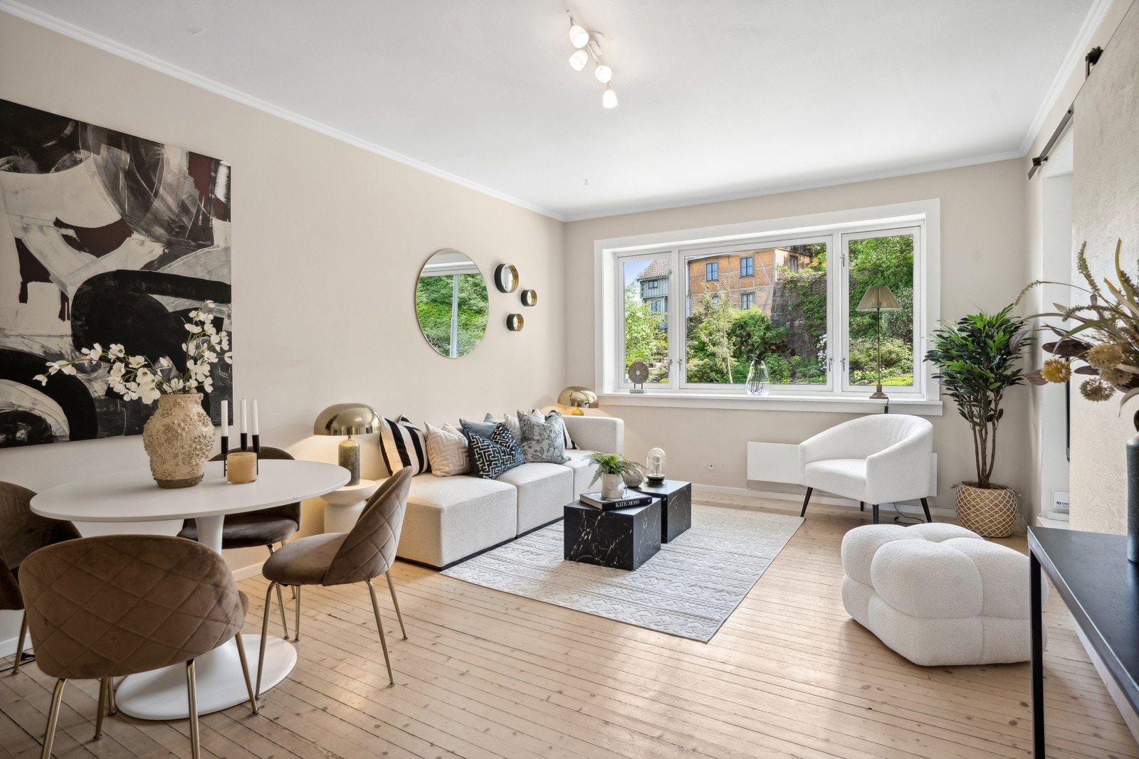 Stue med god plass til sofagruppe og spisebord Galleribilde