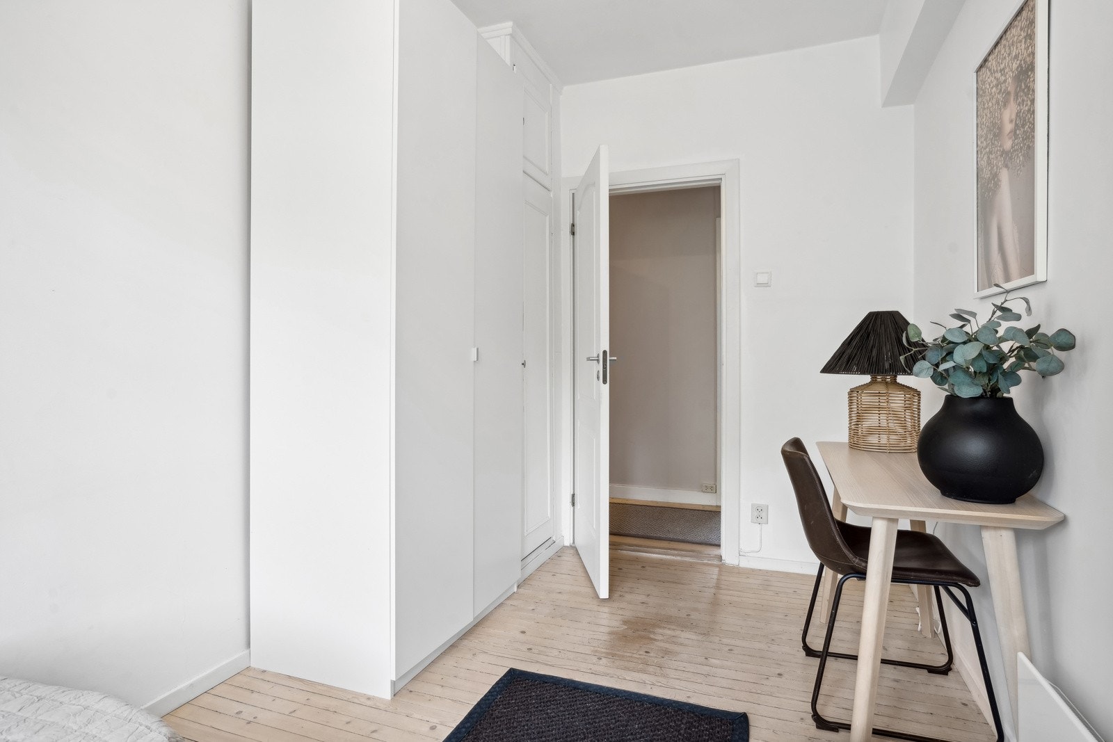 Soverom 2 med garderobeskap Galleribilde