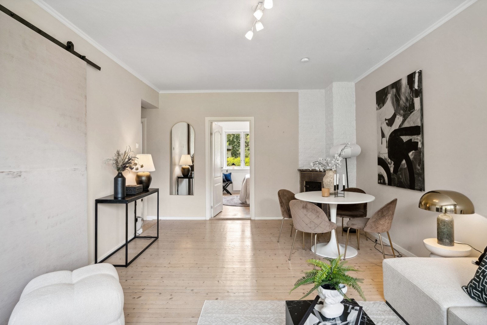 Stue med sjarmerende kamin Galleribilde