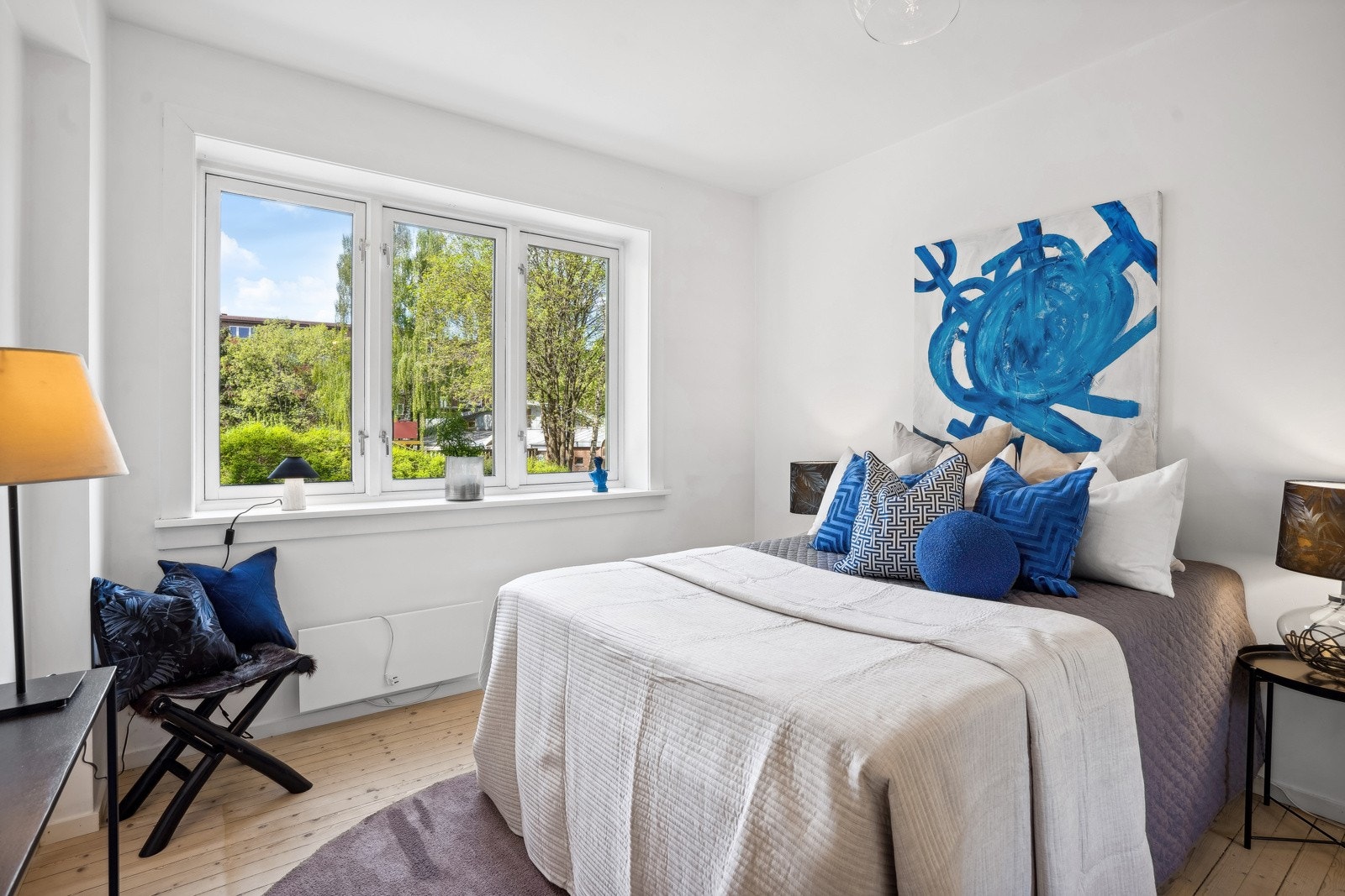 Soverom med skyvedørsgarderobe. God plass til dobbeltseng mm Galleribilde