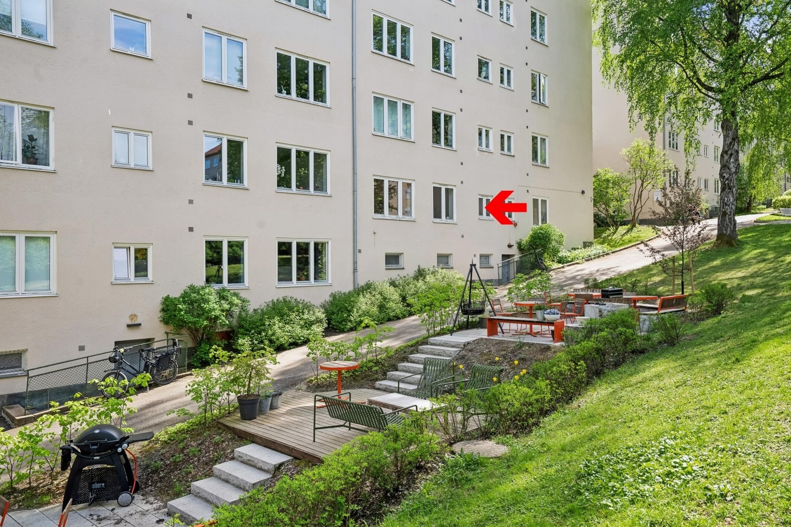 Borettslaget har store fine felles grøntområder med flere sittegrupper mm Galleribilde