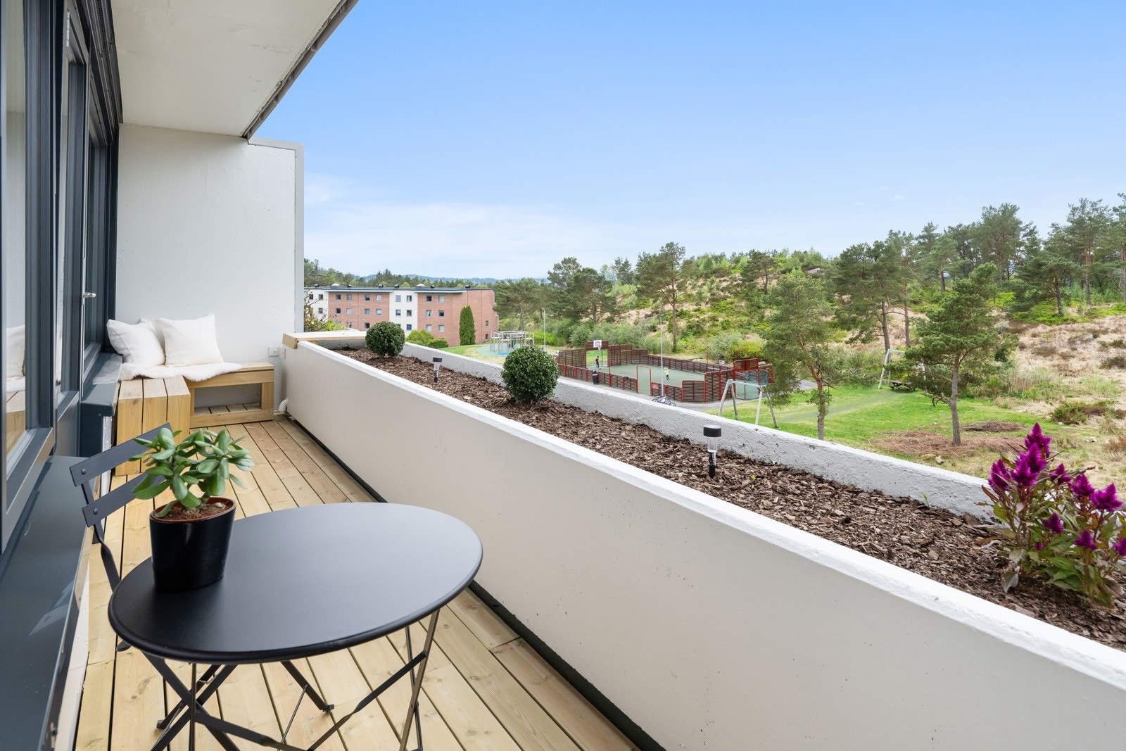 Balkongen har utsyn til nærliggende grøntområder. Galleribilde
