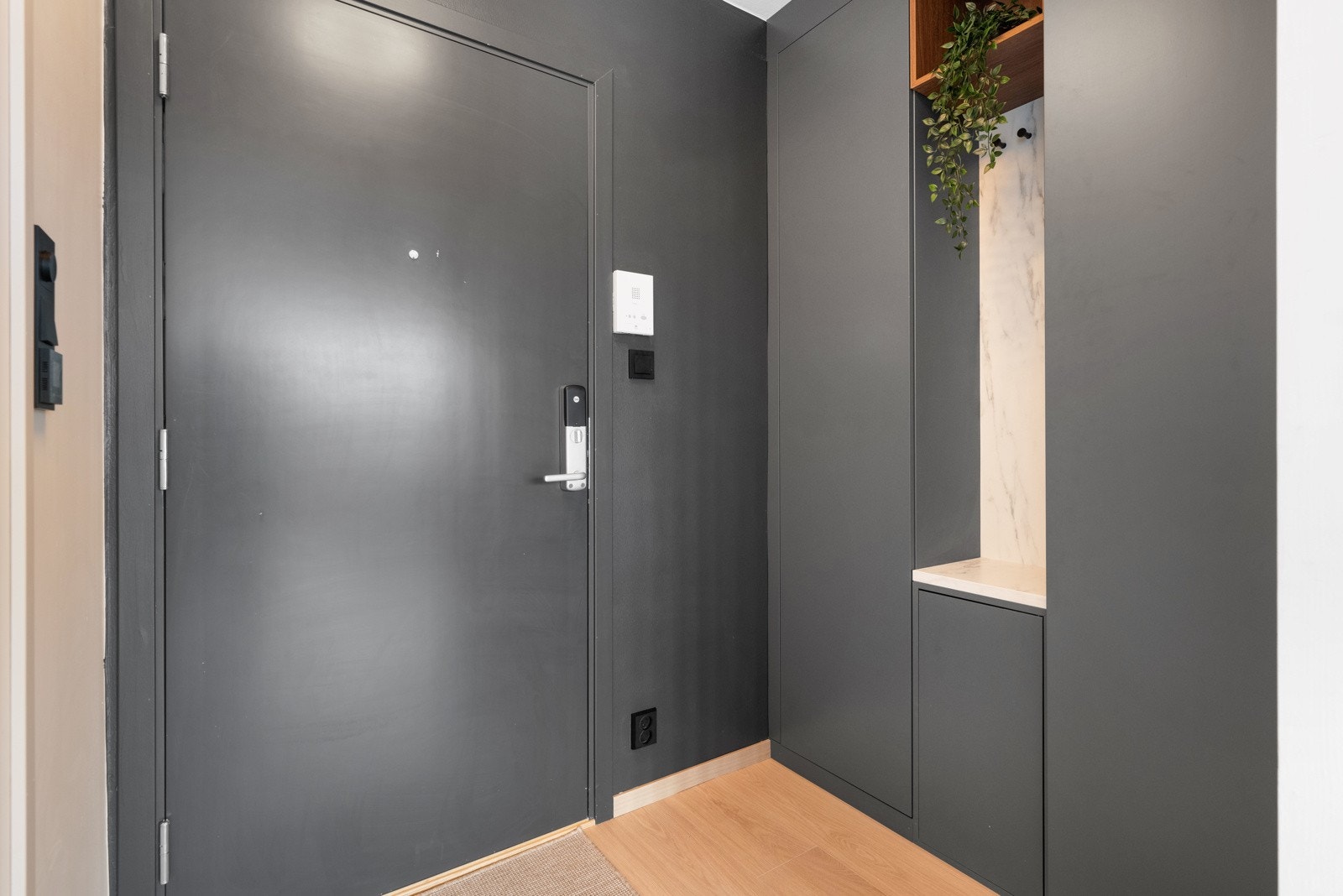 Det første man kommer til er gangen. Her er det plass til sko og ytterbekledning. Videre er det inngang til innvendig bod med plass til oppbevaring. Galleribilde