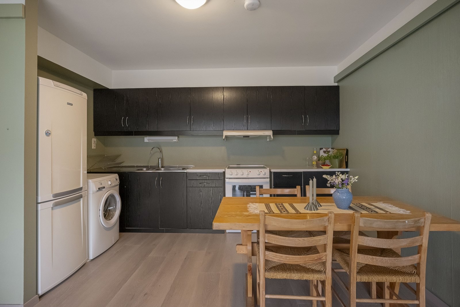 Kjøkkenstamme er av eldre dato. Frontene er skiftet. Galleribilde