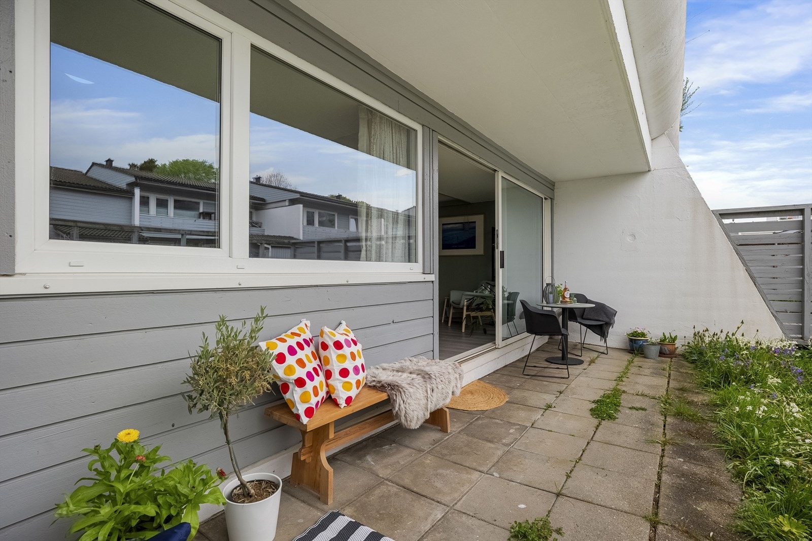 Leiligheten ligger sentralt og fint til med nærhet til turområder, handlesenter, idrettsområder og gode bussforbindelser. Galleribilde