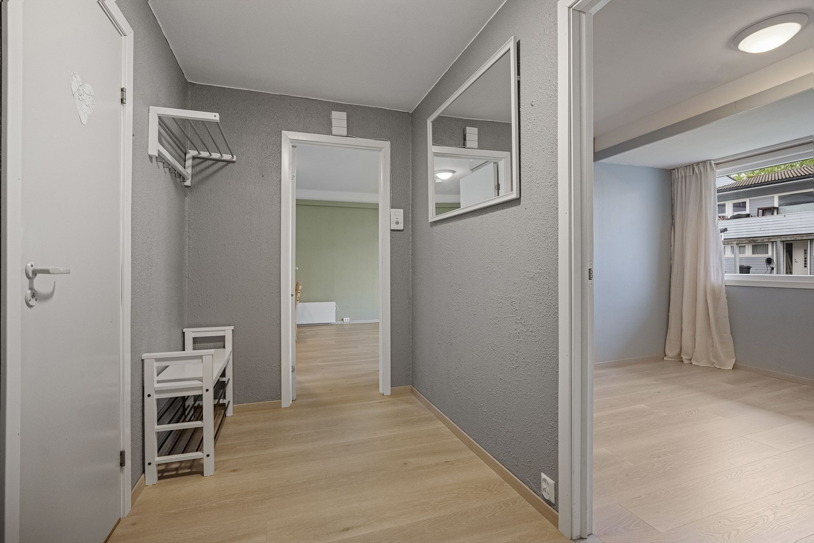 Entré/gang. Det er lagt likt gulv i alle rom (utenom bad og bod). Galleribilde