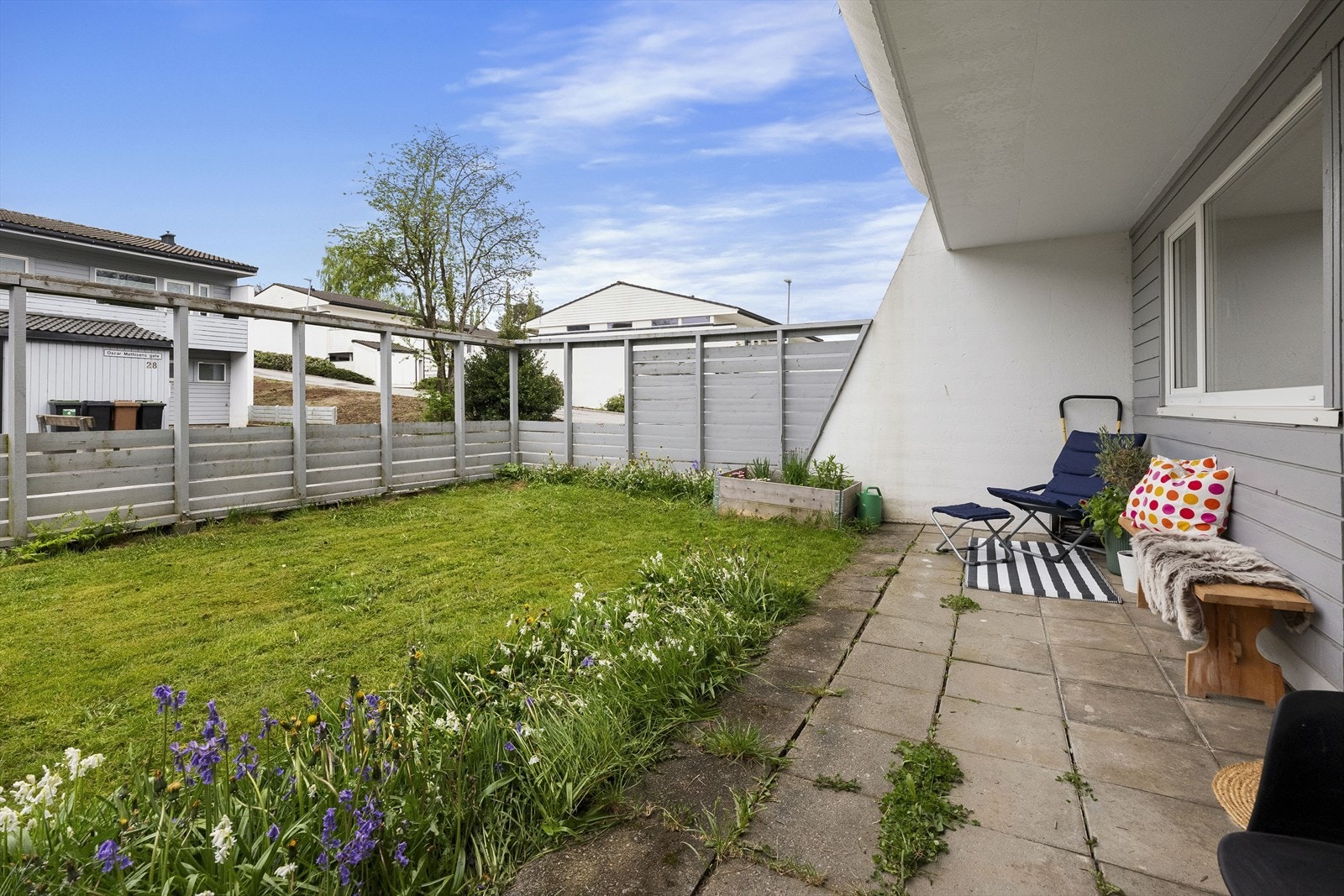 Sørvendt uteplass med gode solforhold Galleribilde