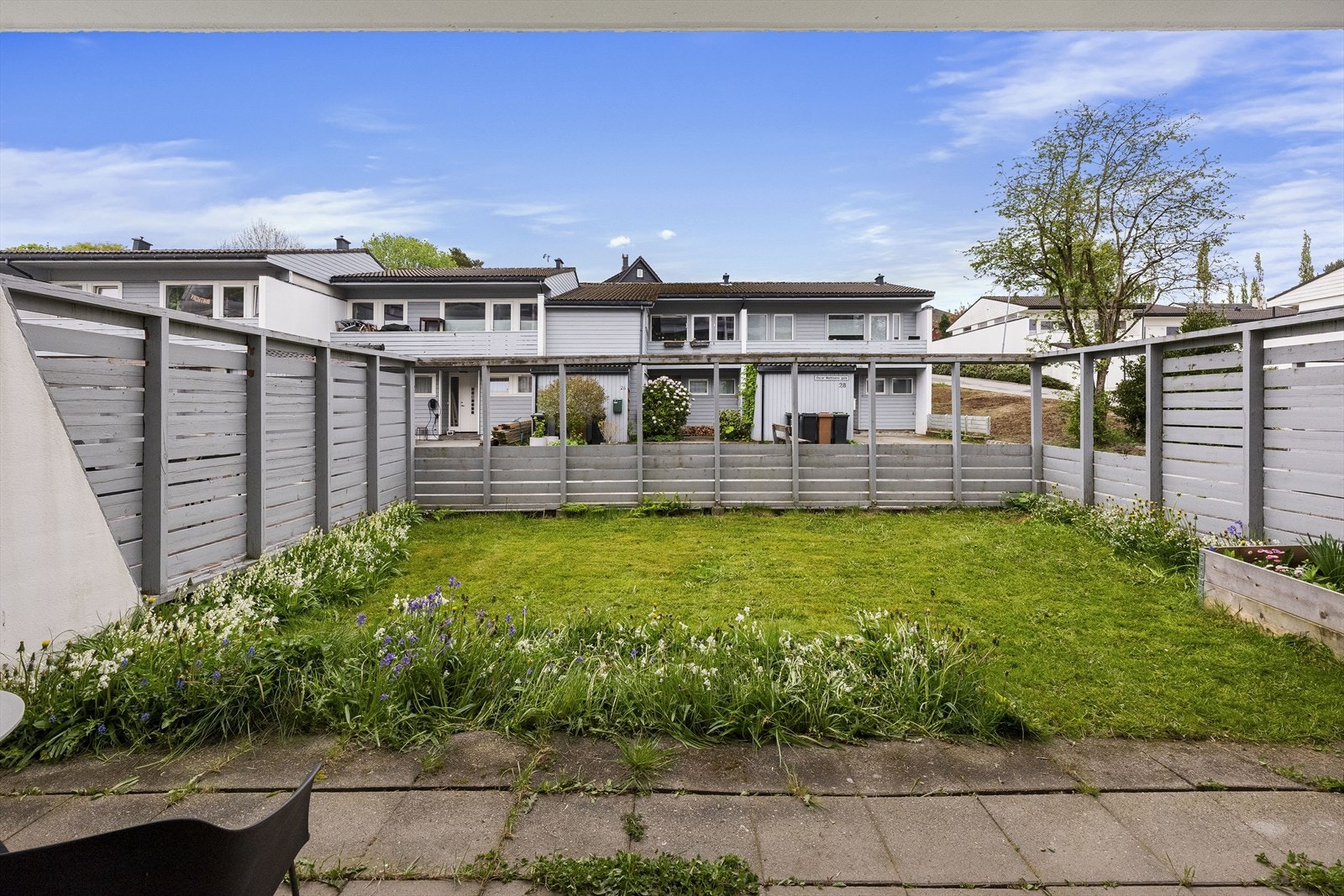 Egen terrasse og plen Galleribilde