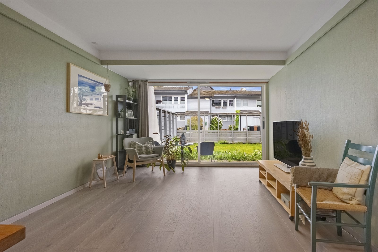 Leiligheten har en god, praktisk planløsning. Nyere gulv. Malt i tidsriktig farge. Galleribilde