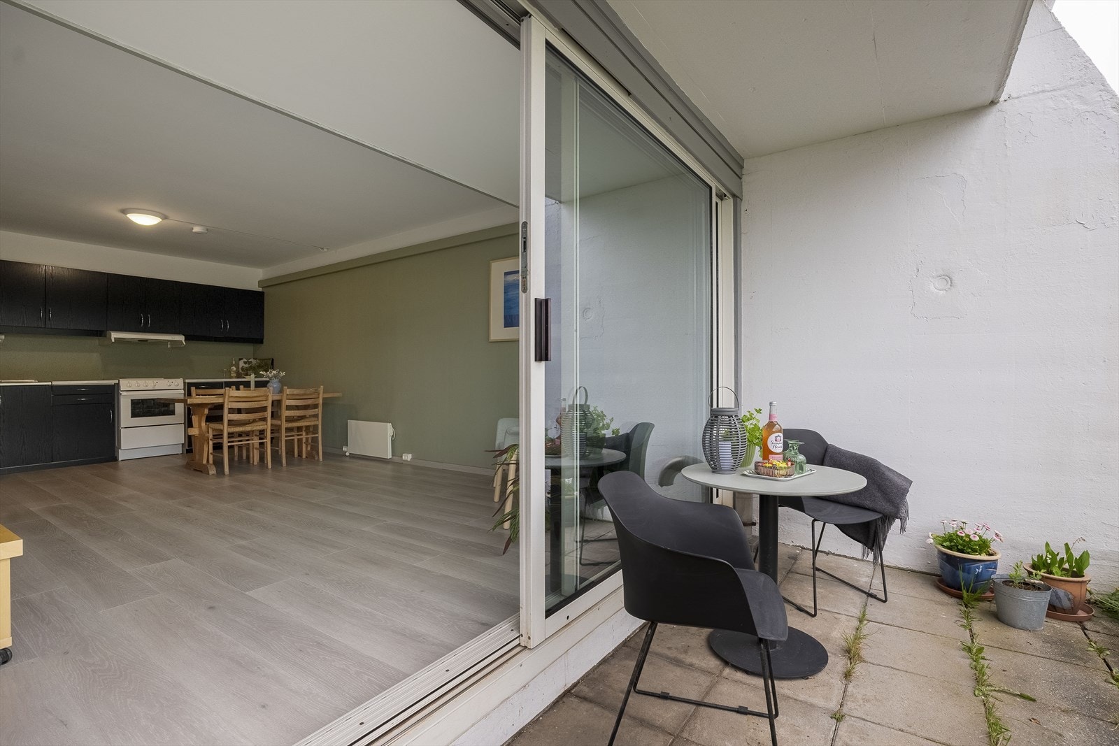 Fra stuen er det stor skyvedør/vinduer mot den koselige uteplassen Galleribilde