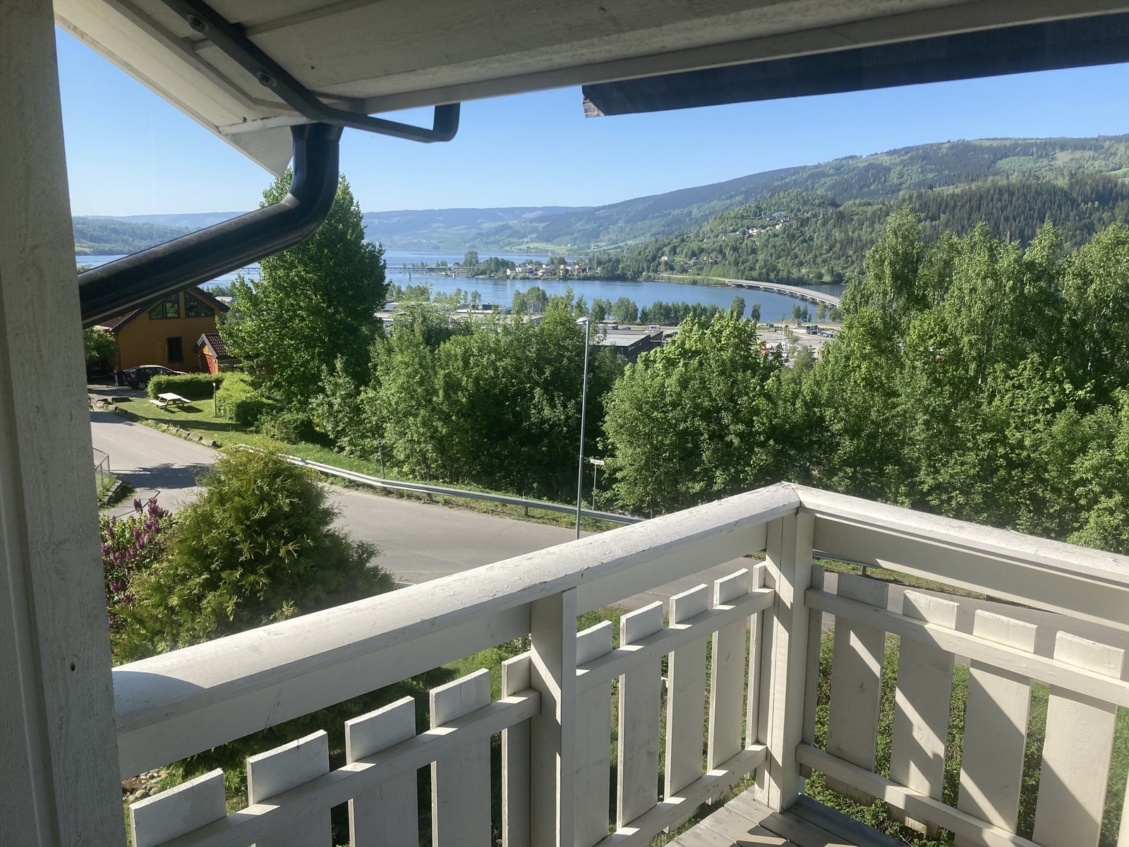Fra stuen er det utgang til solrik balkong med utsikt blant annet mot Mjøsa og Vingnes. Galleribilde