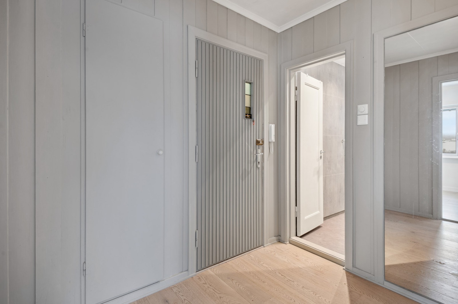 Gang - leiligheten ble innvendig oppusset i 2020 og fremstår i moderne drakt Galleribilde