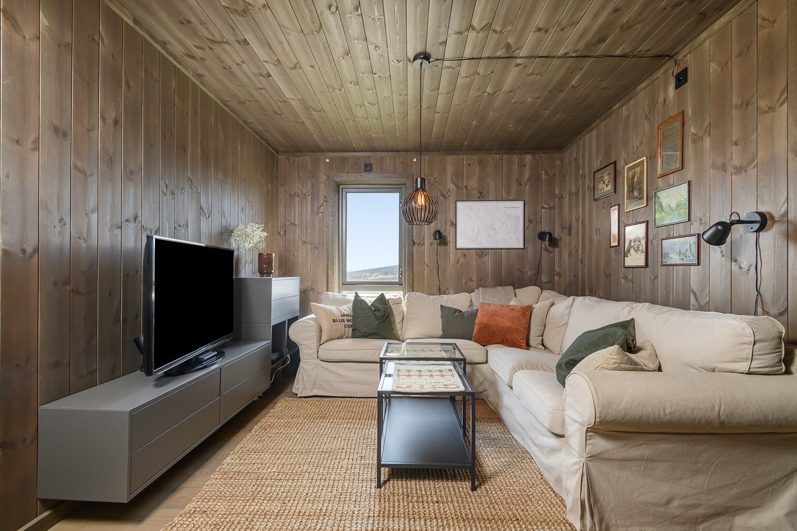 Stue nr 2 har plass til hjørnesofa og tv for de minste Galleribilde