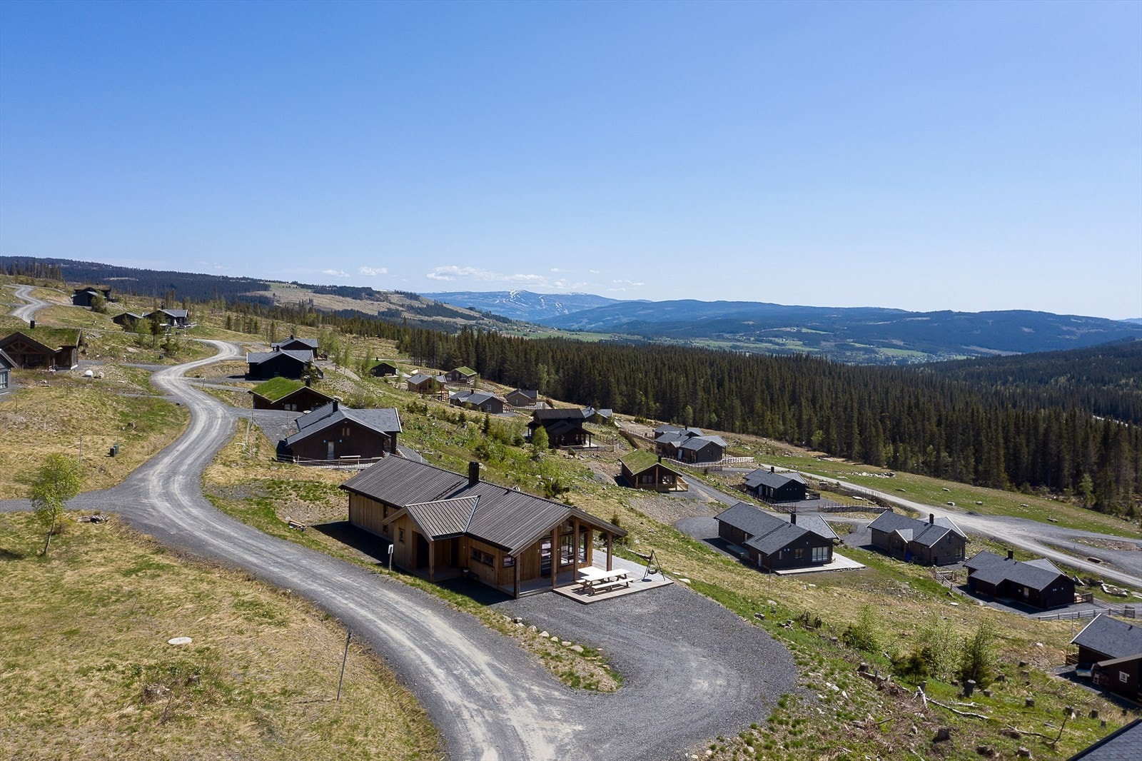 Hytta ligger på en høyde med flott utsikt hvor man blant annet kan se Hafjell Galleribilde