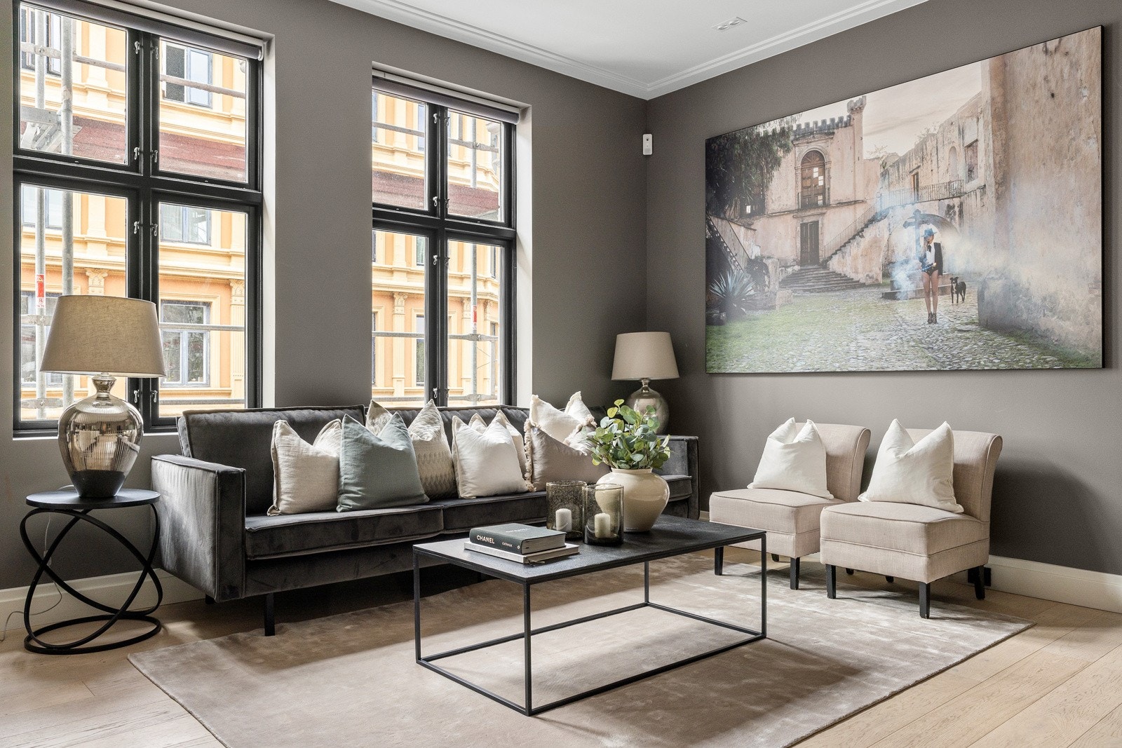 Vi har gleden av å presentere denne rålekre 4-roms eierleiligheten med ypperlig lokasjon sentralt på Frogner. Galleribilde