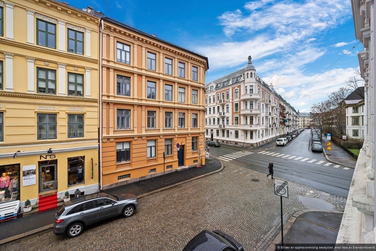 Utsyn fra leiligheten. Leiligheten vender i sin helhet mot Balders gate og bakgård. Galleribilde