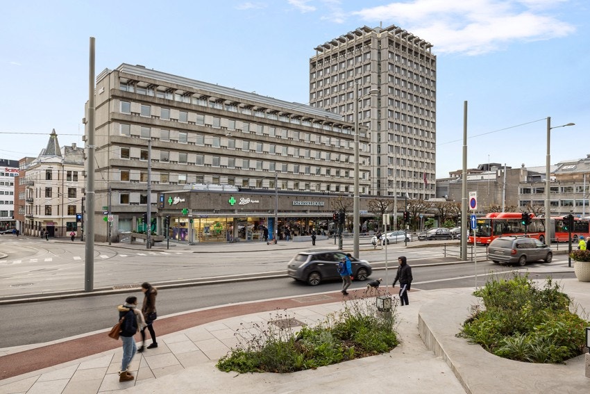 Umiddelbar nærhet til Solli plass med spisesteder og kaféer samt flere buss- og trikkelinjer. Galleribilde