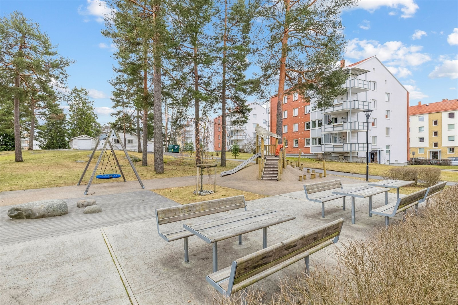 Det er flere sitteplasser og "grillstasjoner" i Borettslaget Galleribilde