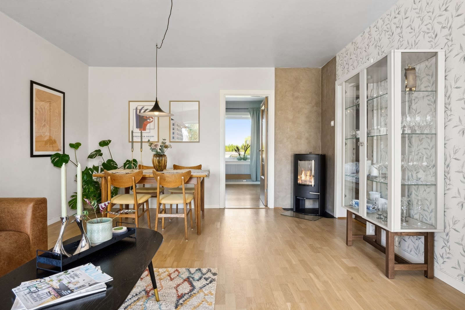Stuen er av den romslige sorten og har god plass til både spisebord samt sofagruppe. Galleribilde