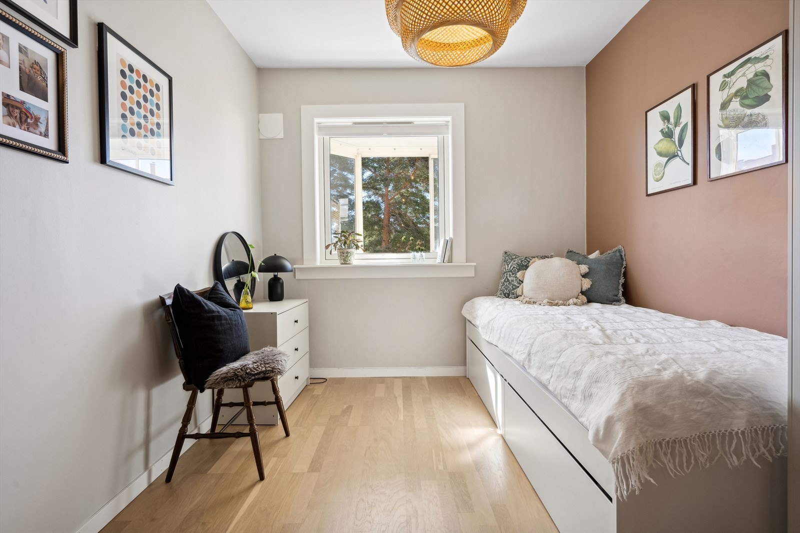 Soverom nr to er også i fin størrelse. Plass til seng og garderobe. Galleribilde