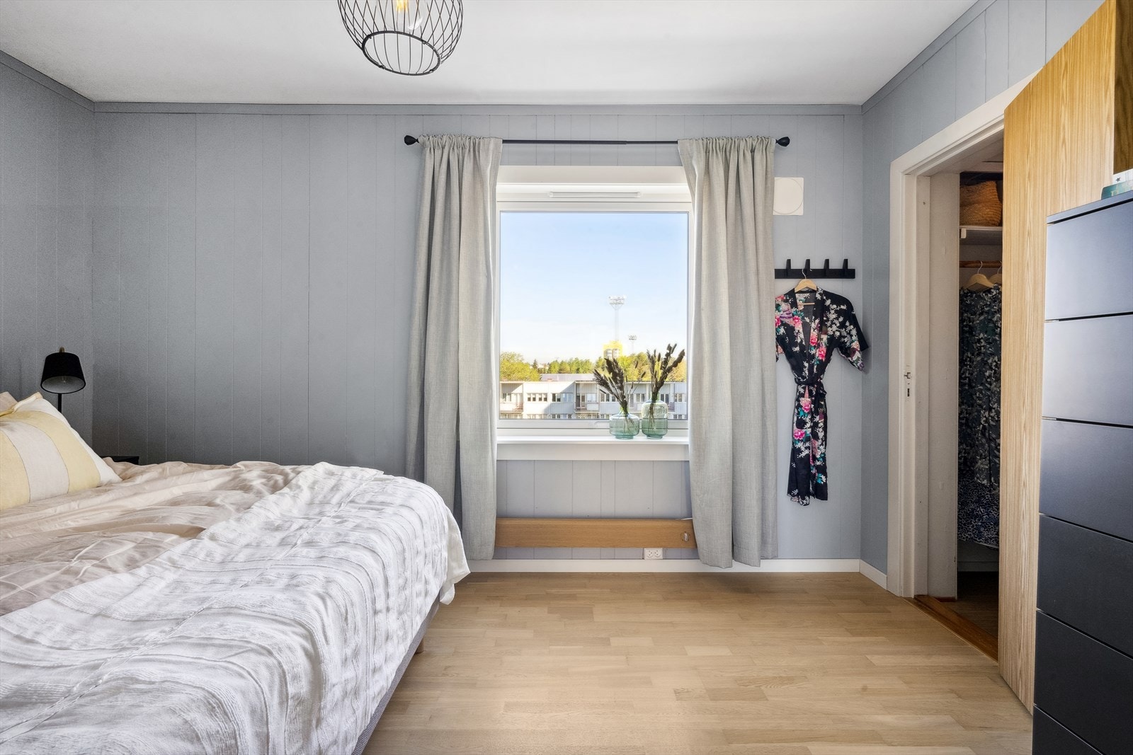 Boligen har to gode soverom i fin størrelse. Her har vi hovedsoverommet. Galleribilde