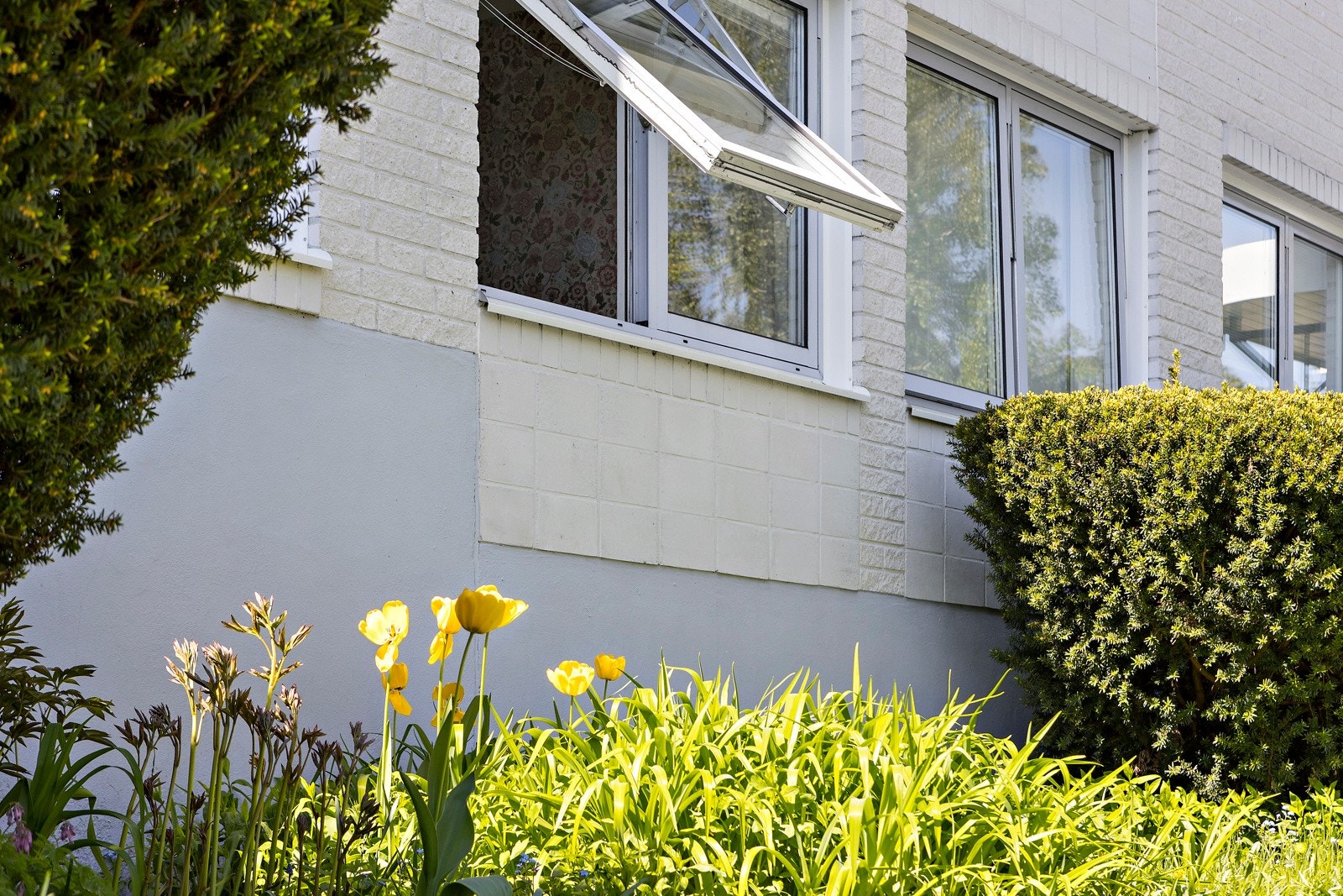 Leiligheten ligger i usjenert 1. etasje i grønne omgivelser. Galleribilde