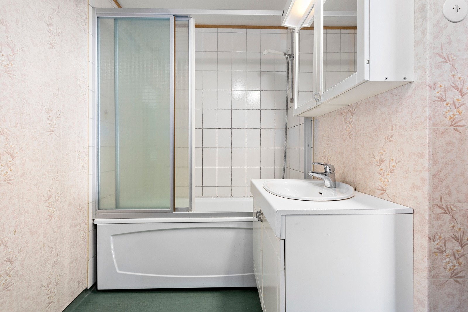 Et romslig kombinert bad/vaskerom og eget toalettrom. Innredet med bl.a. vegghengt servantskap og badekar. Galleribilde