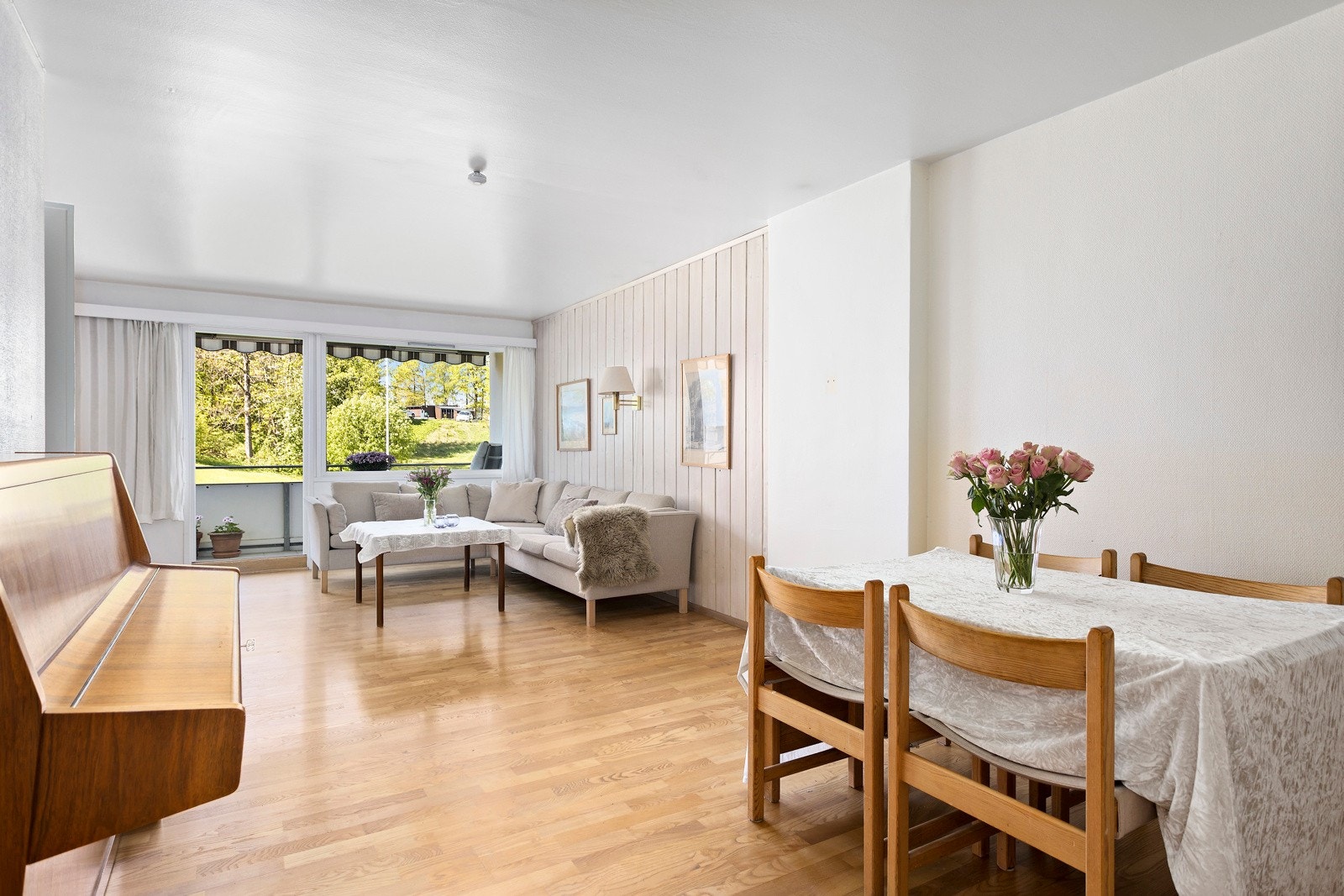 Stuen har også pipeløp, eventuell innsetting av peis må søkes og godkjennes av borettslaget. Galleribilde