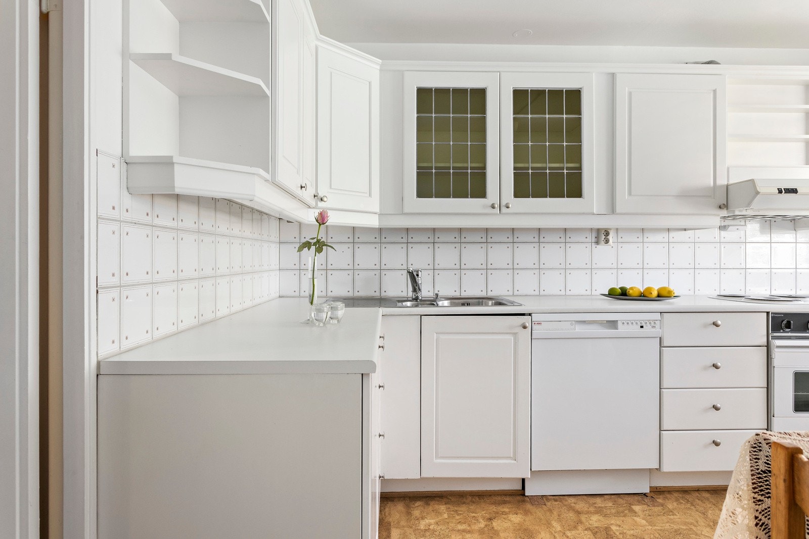 Kjøkkeninnredning fra 80-tallet med profilerte fronter. Galleribilde