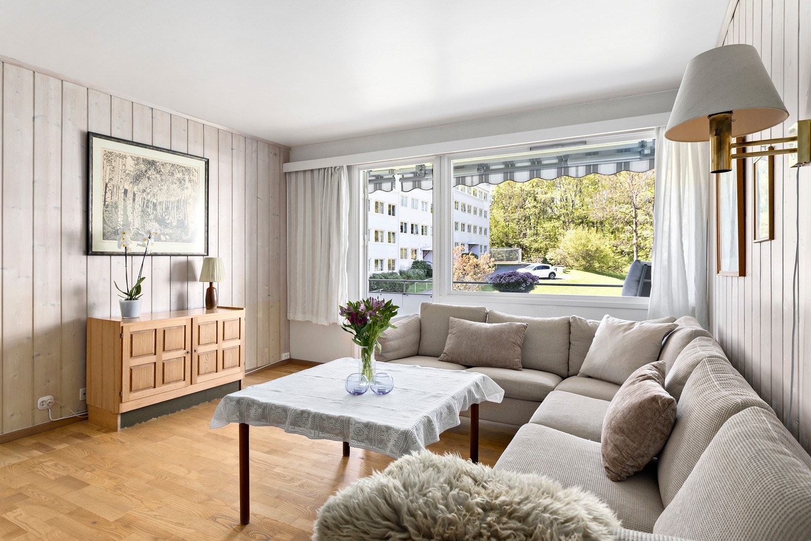 Stue og kjøkken ligger vegg-i-vegg og flere av de andre leilighetene i borettslagene har fjernet veggen mellom rommene. Galleribilde