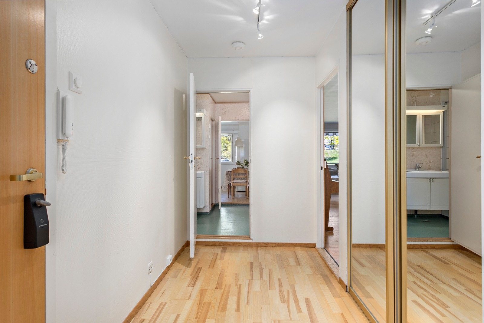 Entré med skyvedørsgarderobe. Galleribilde