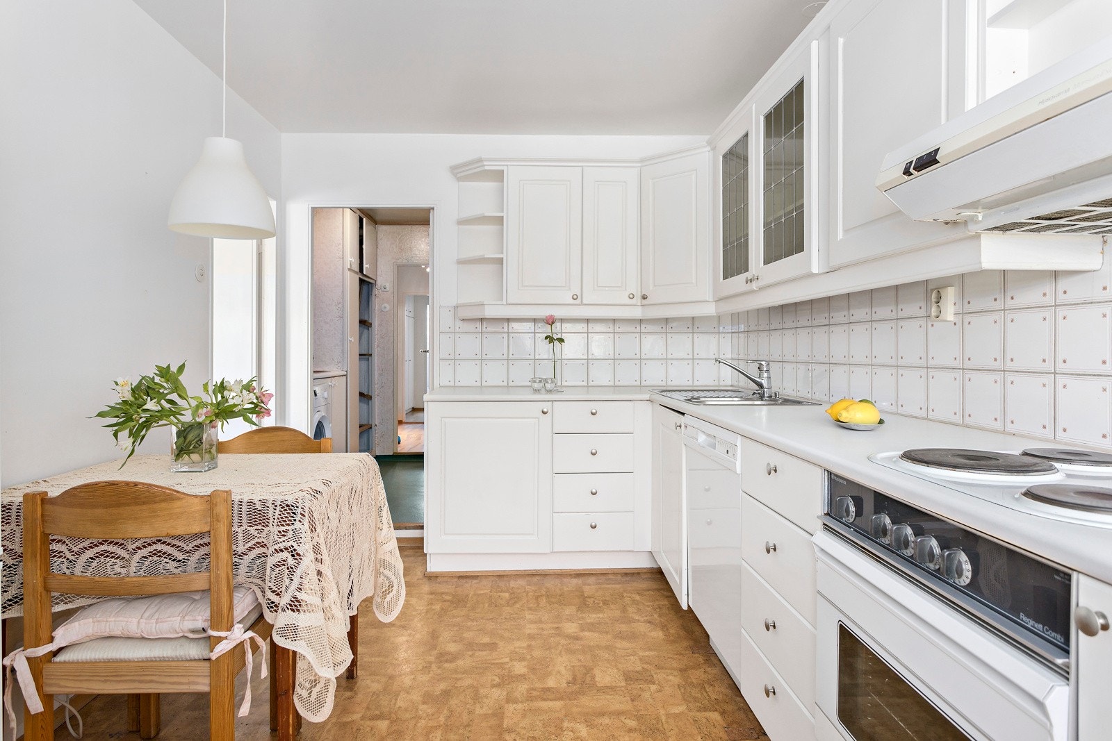 Et hyggelig kjøkken med spiseplass. Galleribilde