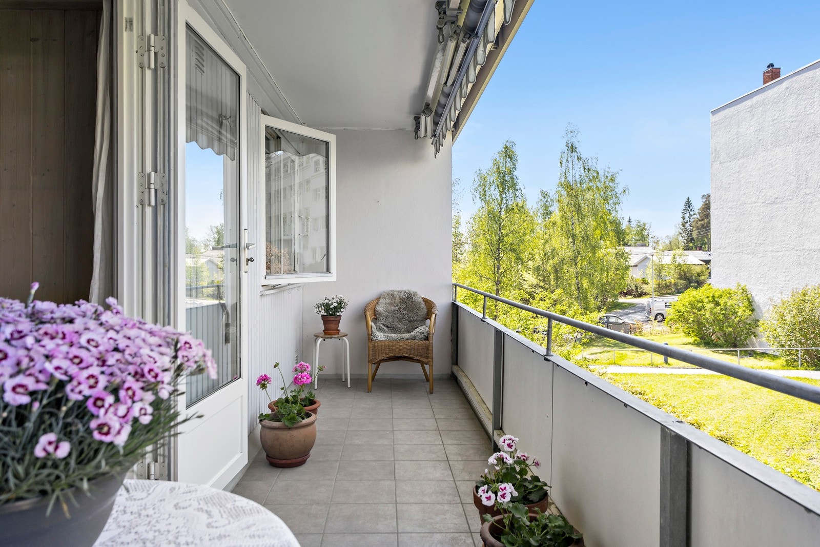 Solrik balkong som vender mot vest. Galleribilde