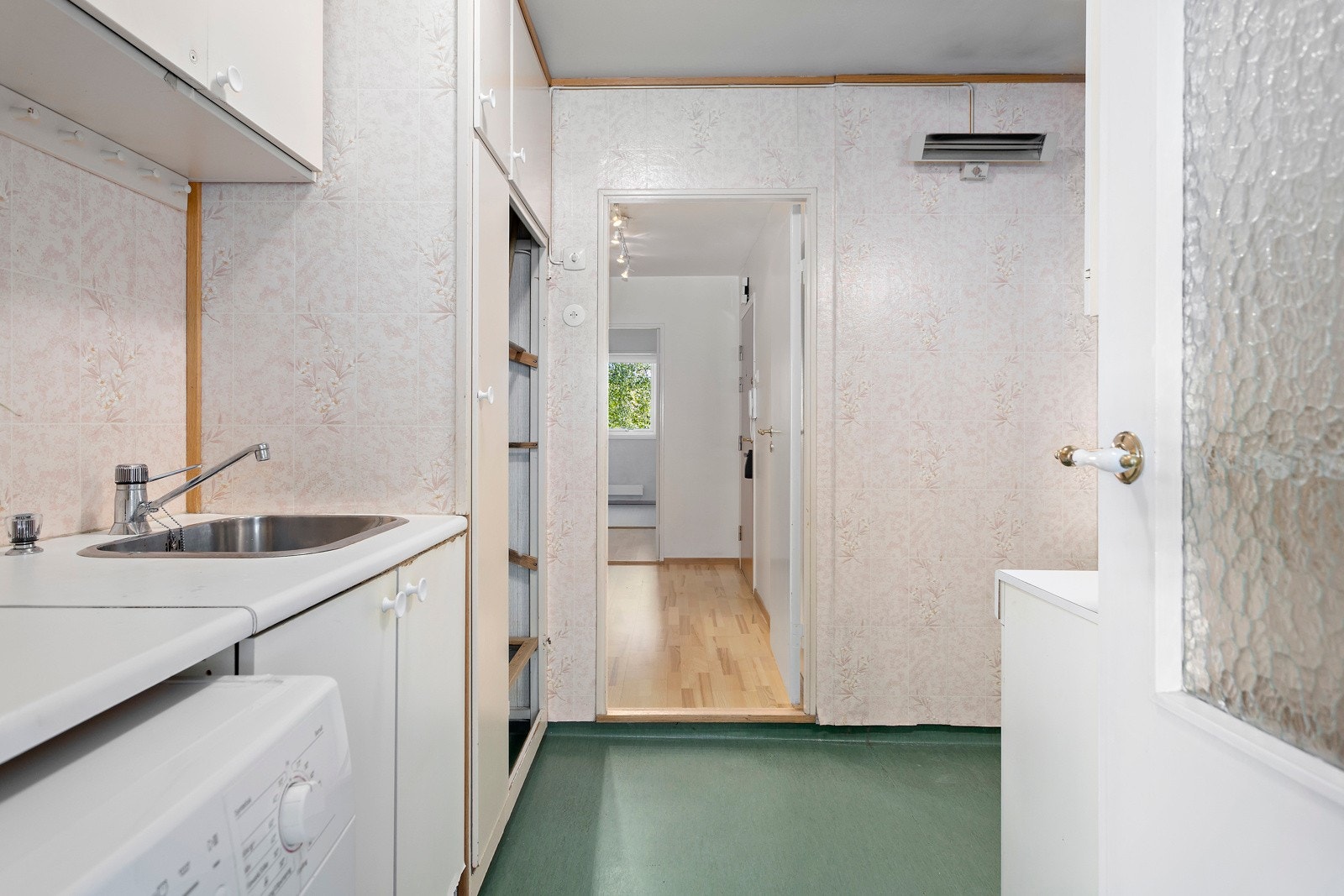 Badet er også innredet med tørkeskap og skapseksjon med underskap og plass for vaskemaskin. Galleribilde