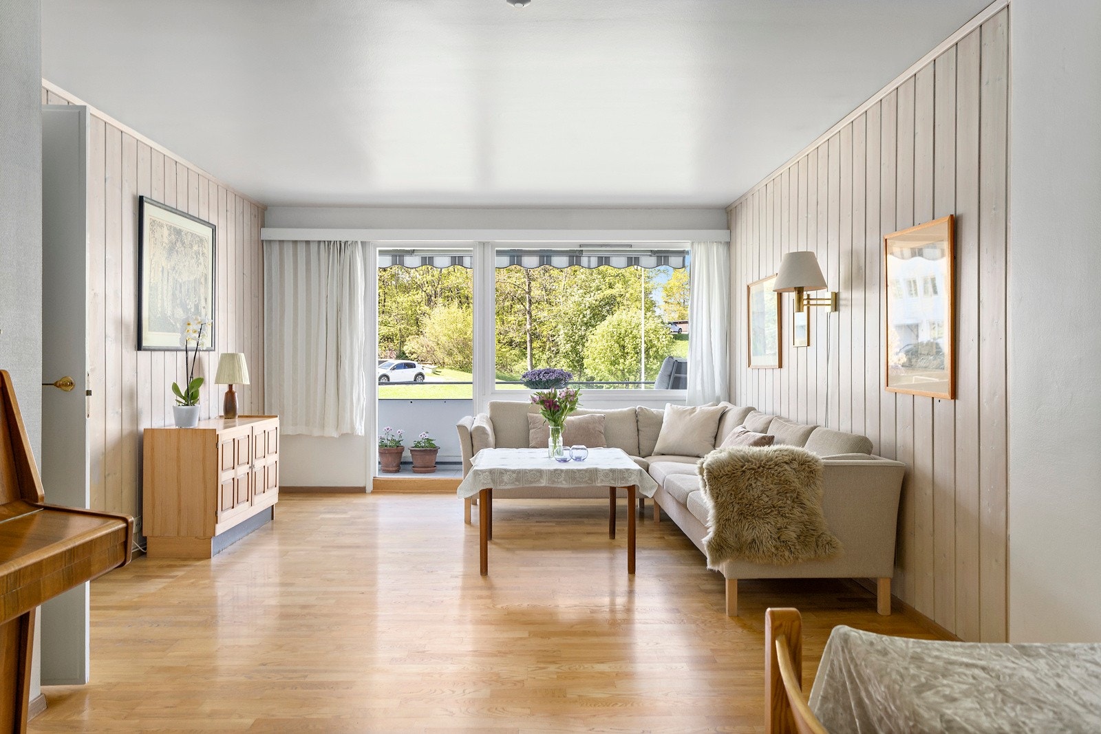 Leiligheten byr på en lys og romslig stue med adkomst til balkongen. Galleribilde