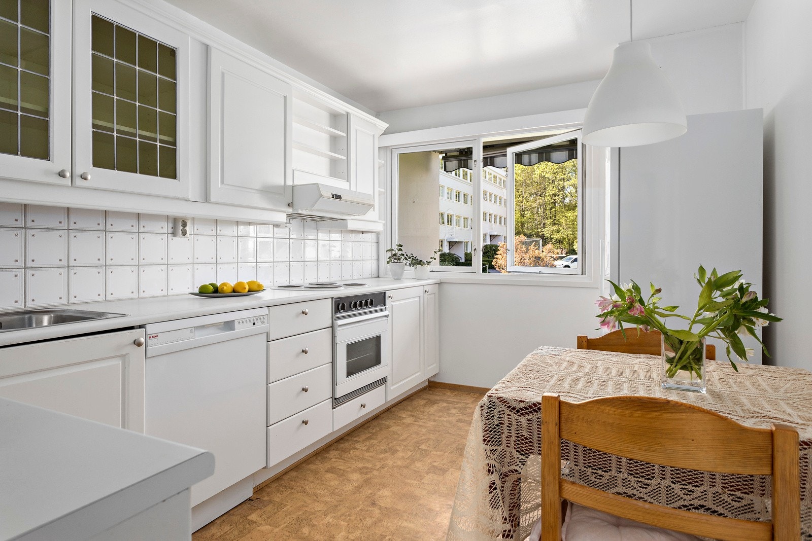 Kjøkkenet har et stort vindu som bidrar til godt arbeidslys. Plass til spisebord. Galleribilde