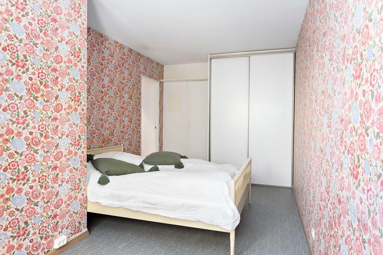 Det største soverommet har skyvedørsgarderobe og adkomst til en praktisk innvendig bod med gode oppbevaringsmuligheter. Galleribilde