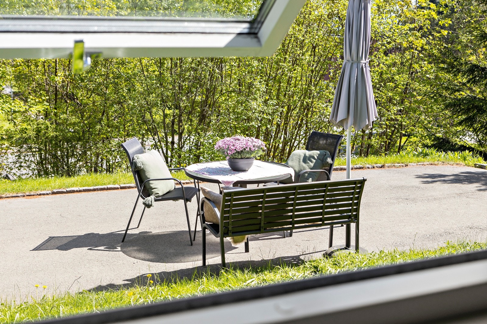 Hyggelig uteplass foran inngangspartiet. Galleribilde