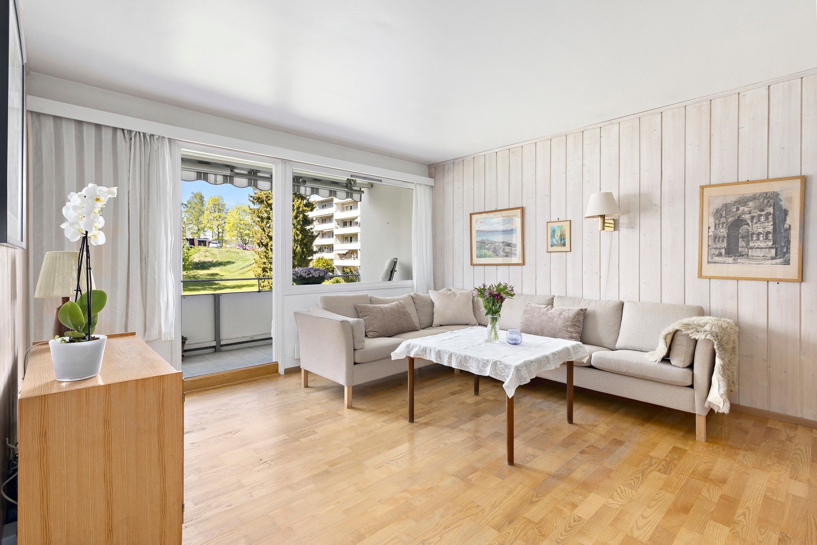 Stuen har gode møbleringsmuligheter med plass til både sofagruppe, spisebord og tilhørende møblement. Galleribilde