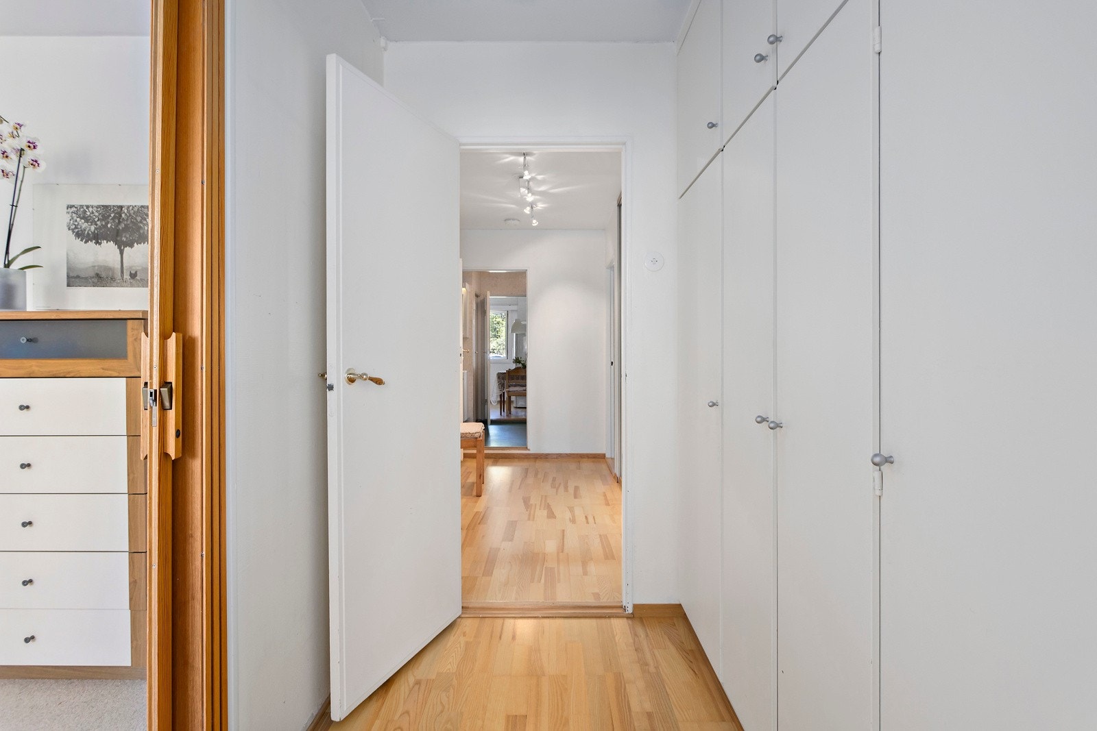 Mellomgang med garderobeskap. Galleribilde