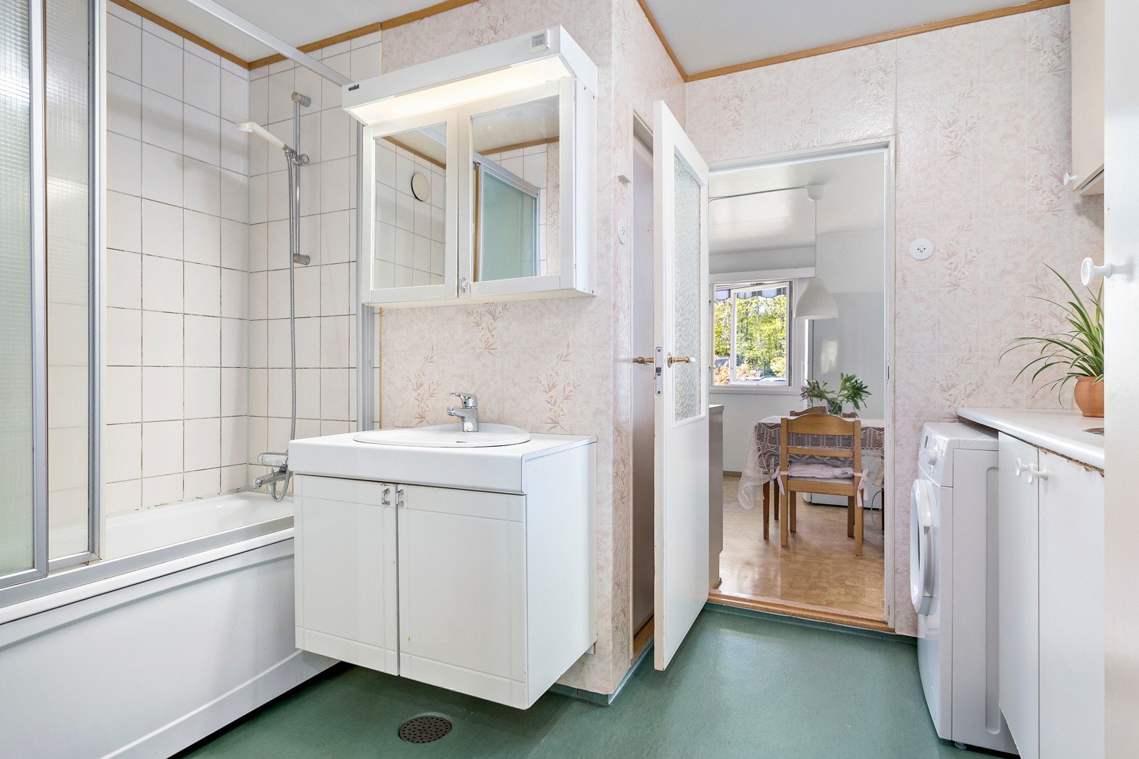 Badet er fra byggeår, med innredning fra 1980. Galleribilde