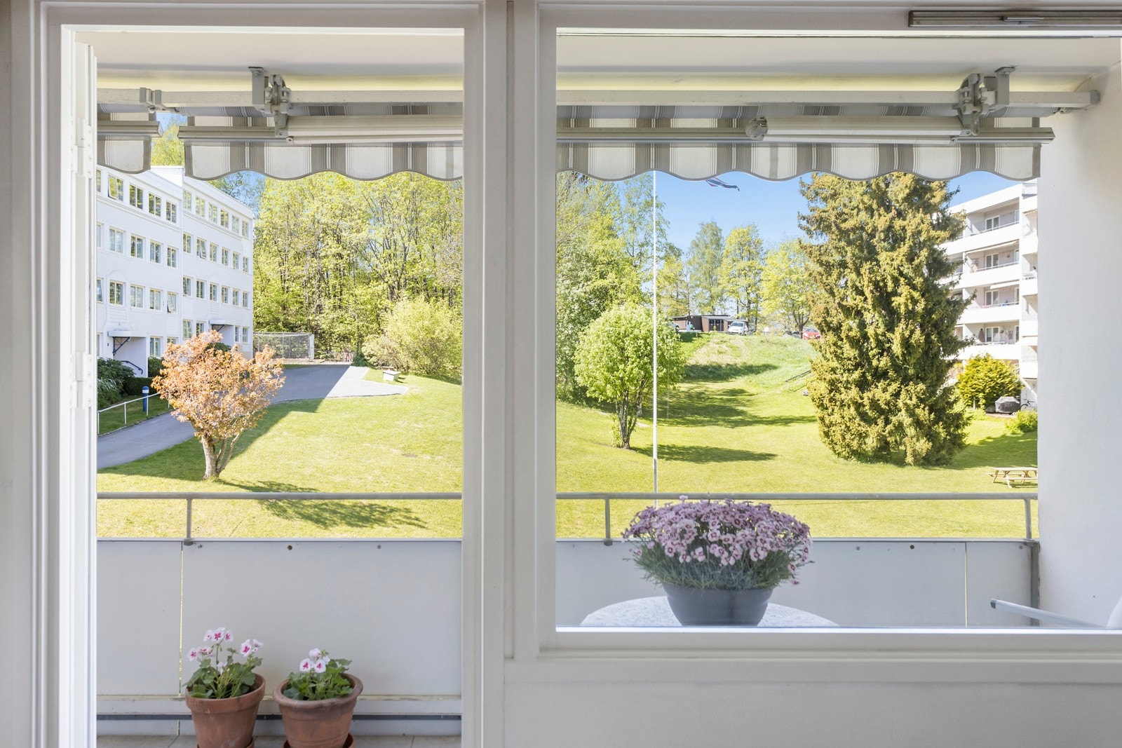 Fra stuen er det veldig hyggelig utsyn over de grønne fellesområdene. Galleribilde